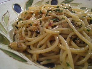 Buccini Spaghetti con alici e noci .